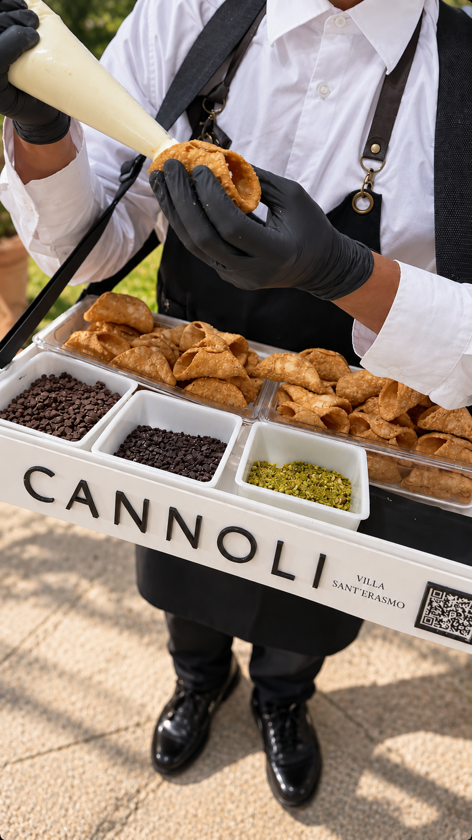 Sicilian cannoli filled to order with chocolate and pistachio, an additional service for weddings at Villa Sant'Erasmo