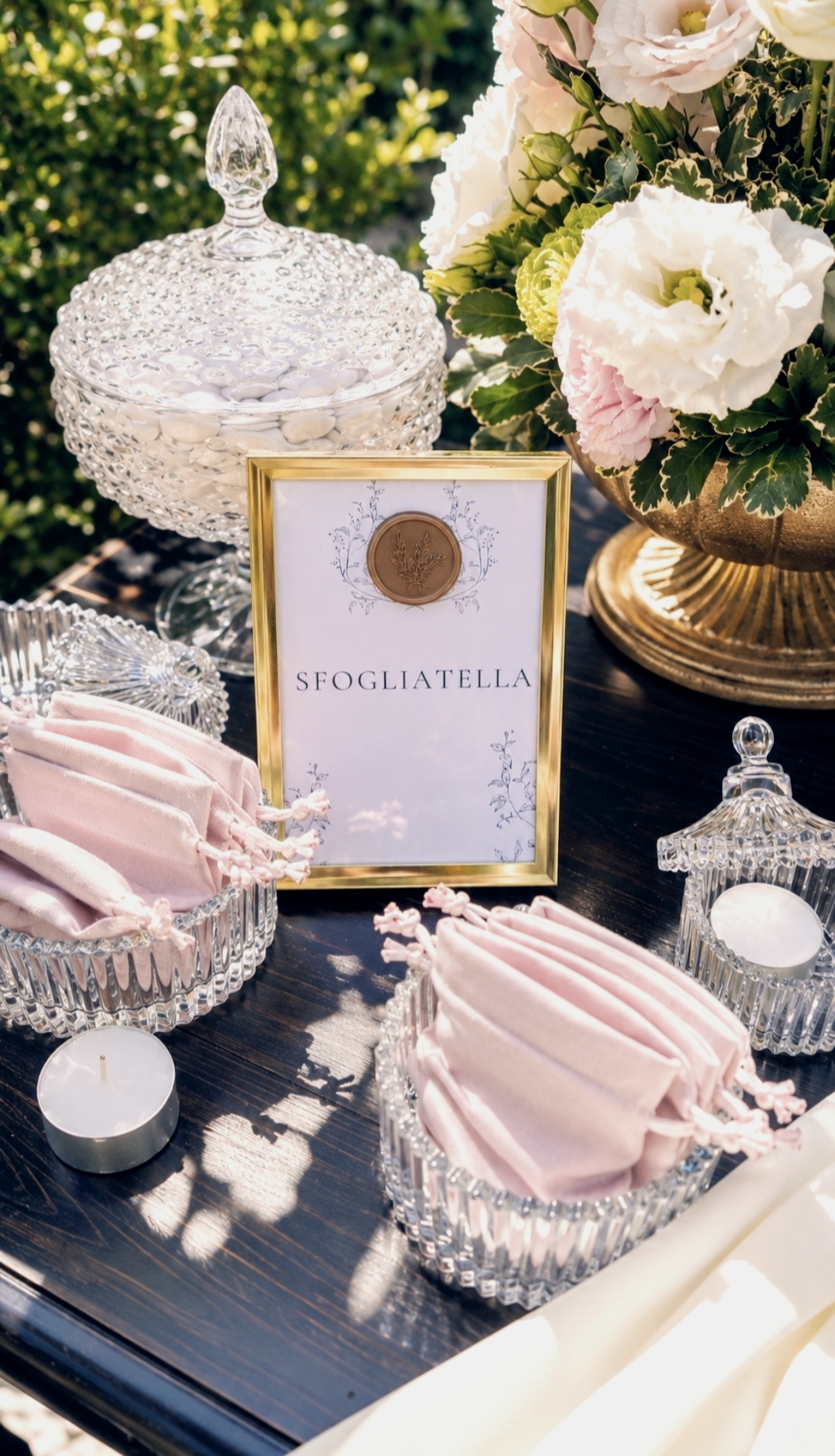 Sfogliatella-flavoured sugared almonds presented in crystal bowls