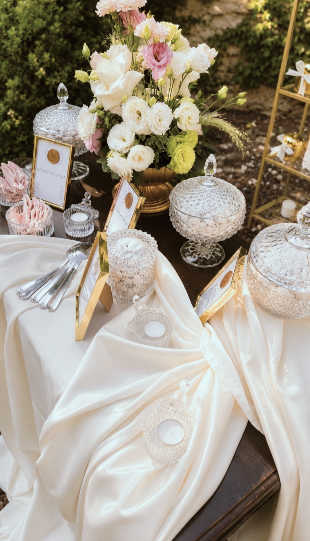 Sugared-almond bar with crystal, flowers and ivory linens