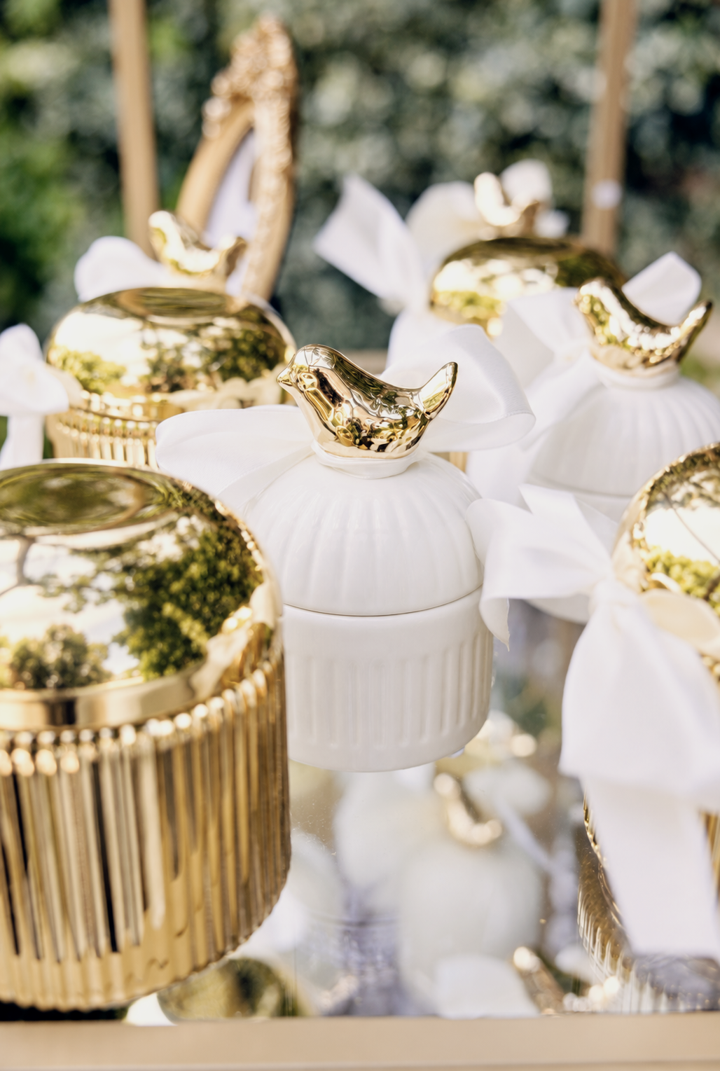 White ceramic favours with gilded bird-shaped details