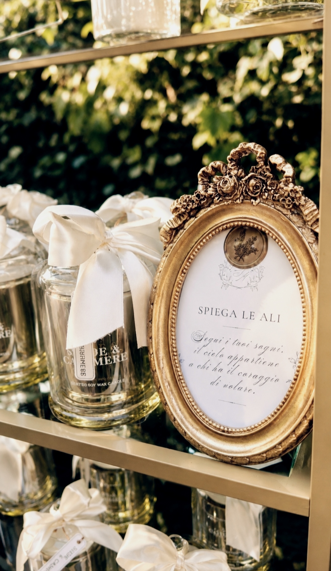 Glass favours with ivory ribbons and a gilded frame