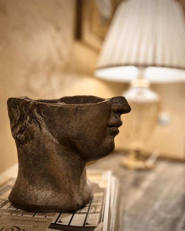 Sculptural terracotta vase inside Villa Sant'Erasmo